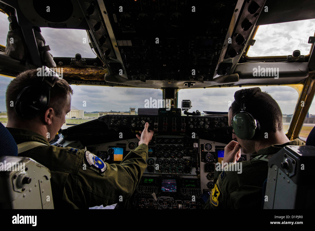 Stati Uniti Air Force capitani Andrew Lawerence e Harrison Gippol, 909th Air Refuelling Squadron piloti, conducono la loro pre-volo check in preparazione per un corso di formazione sortie sulla Kadena Air Base, Giappone, Dic 27, 2012. Il 909th ARS fornisce pronti per il combattimento KC-135 tan Foto Stock