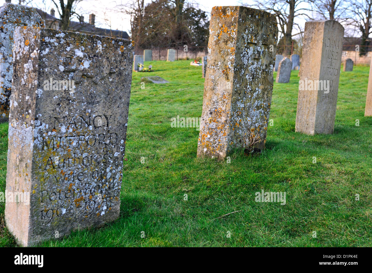 Lapidi di Diana, Unity e Nancy Mitford tombe nel cortile della chiesa di St Mary Swinbrook, vicino a Burford, Oxfordshire, Inghilterra, Regno Unito Foto Stock