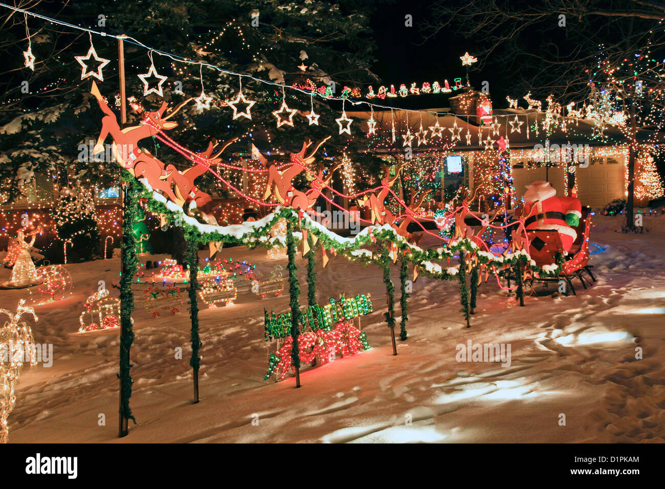 Le luci di Natale e illuminazione sul case esterno in Canada;Nord America  Weihnachten;Noel Foto stock - Alamy