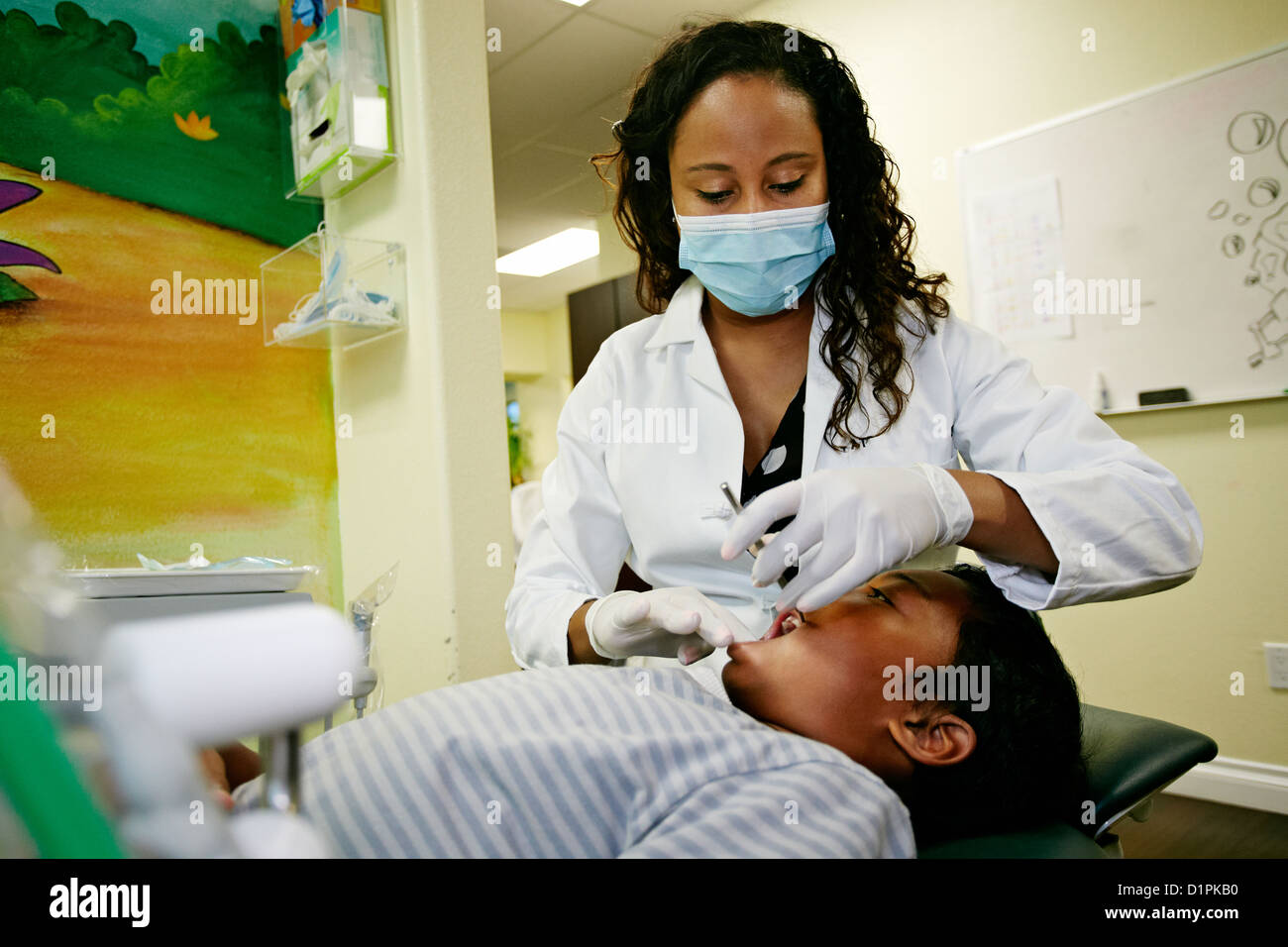 Dentista e paziente in studio dentistico Foto Stock