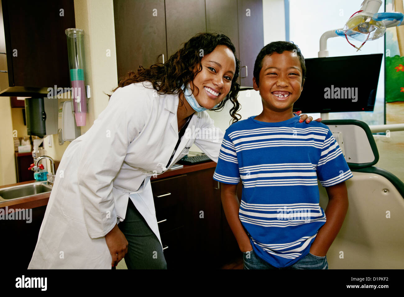 Dentista e paziente in studio dentistico Foto Stock