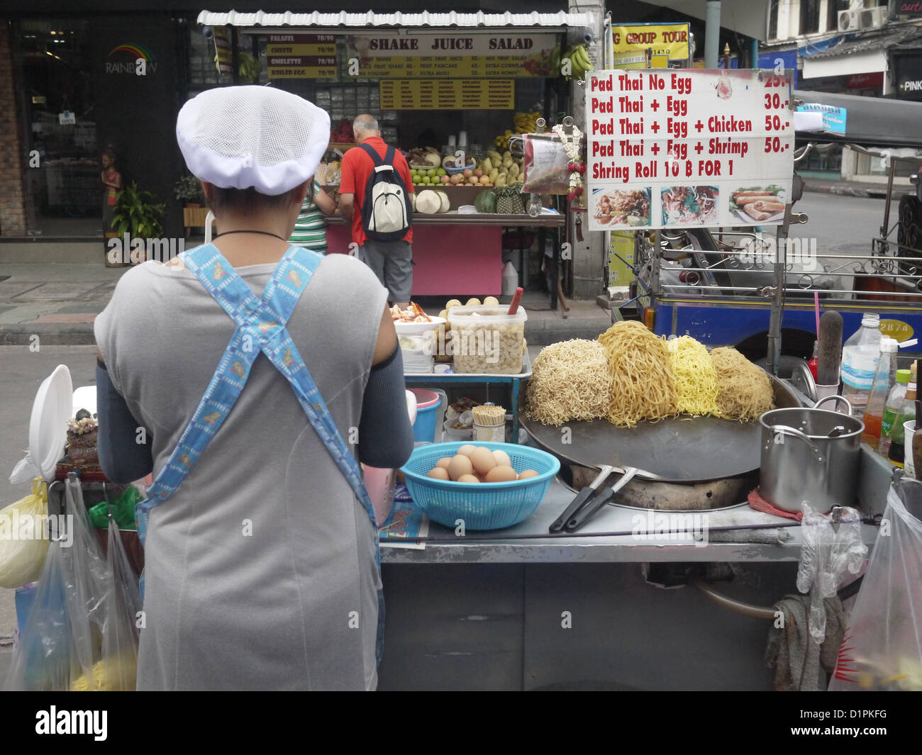 Bangkok street food stall pad thai Foto Stock