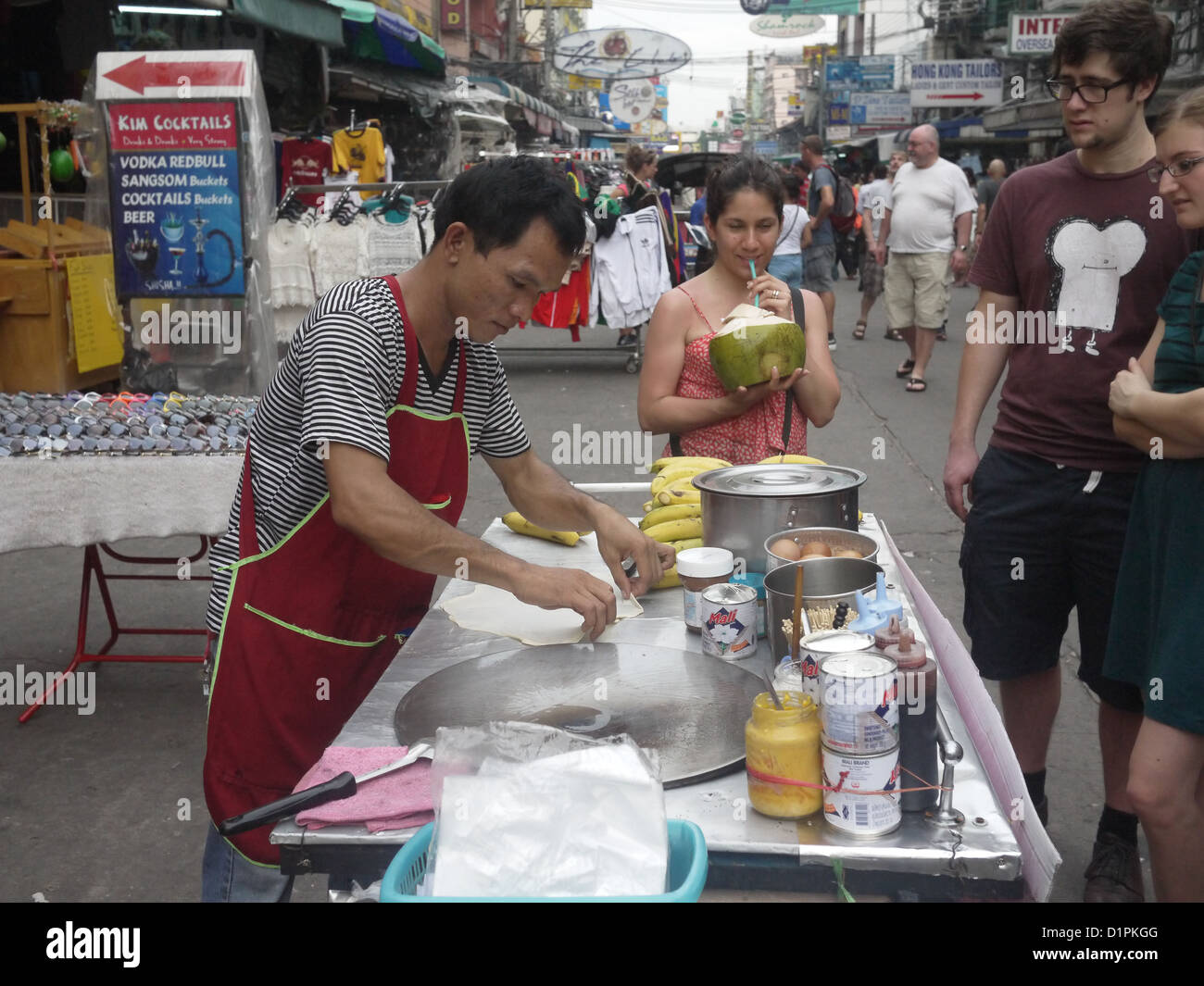 Uomo che fa banana pancake cibo di strada Foto Stock