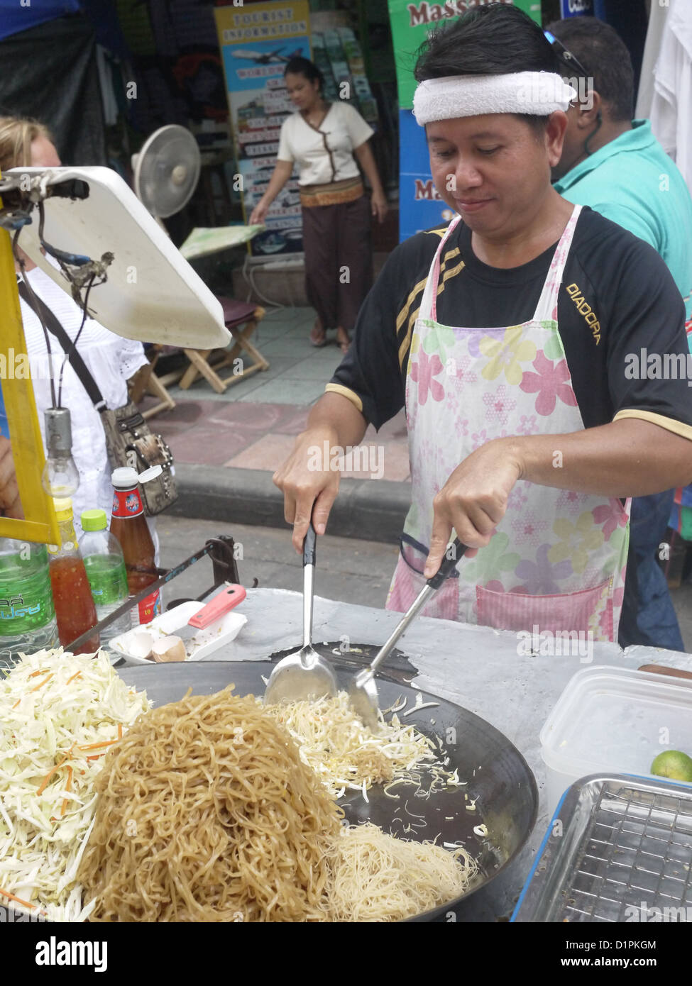 Uomo di cottura noodles fritti street food bangkok Foto Stock