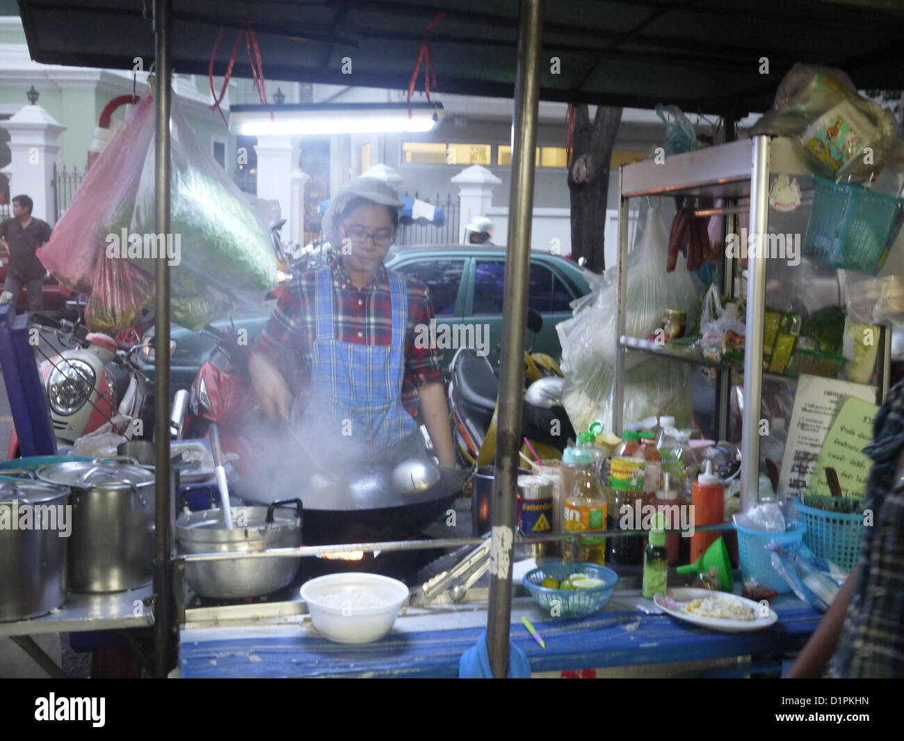 Bangkok street food donna stallo tagliatelle di cottura Foto Stock