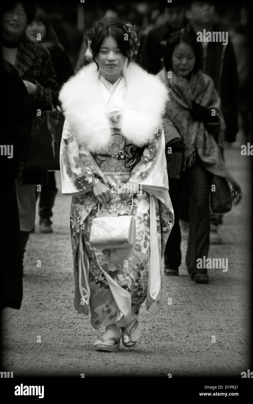 20-anni femmina giapponesi in kimono che frequentano provenienti di età celebrazione al Santuario Meiji Shinto di Tokyo Foto Stock