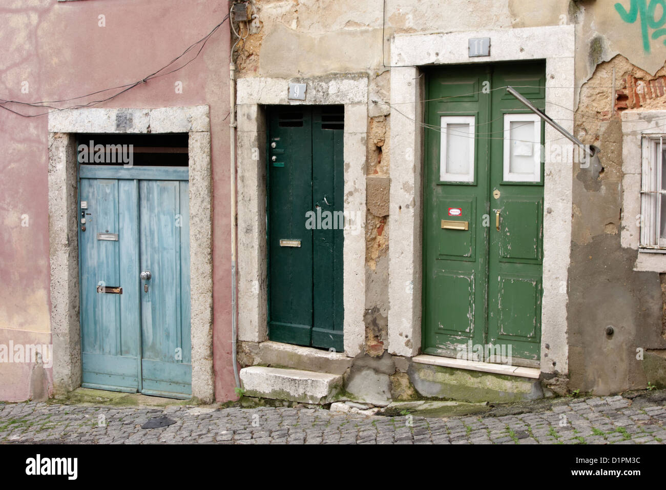 Lisbona portogallo street porta alfama patina pastello vecchio Foto Stock