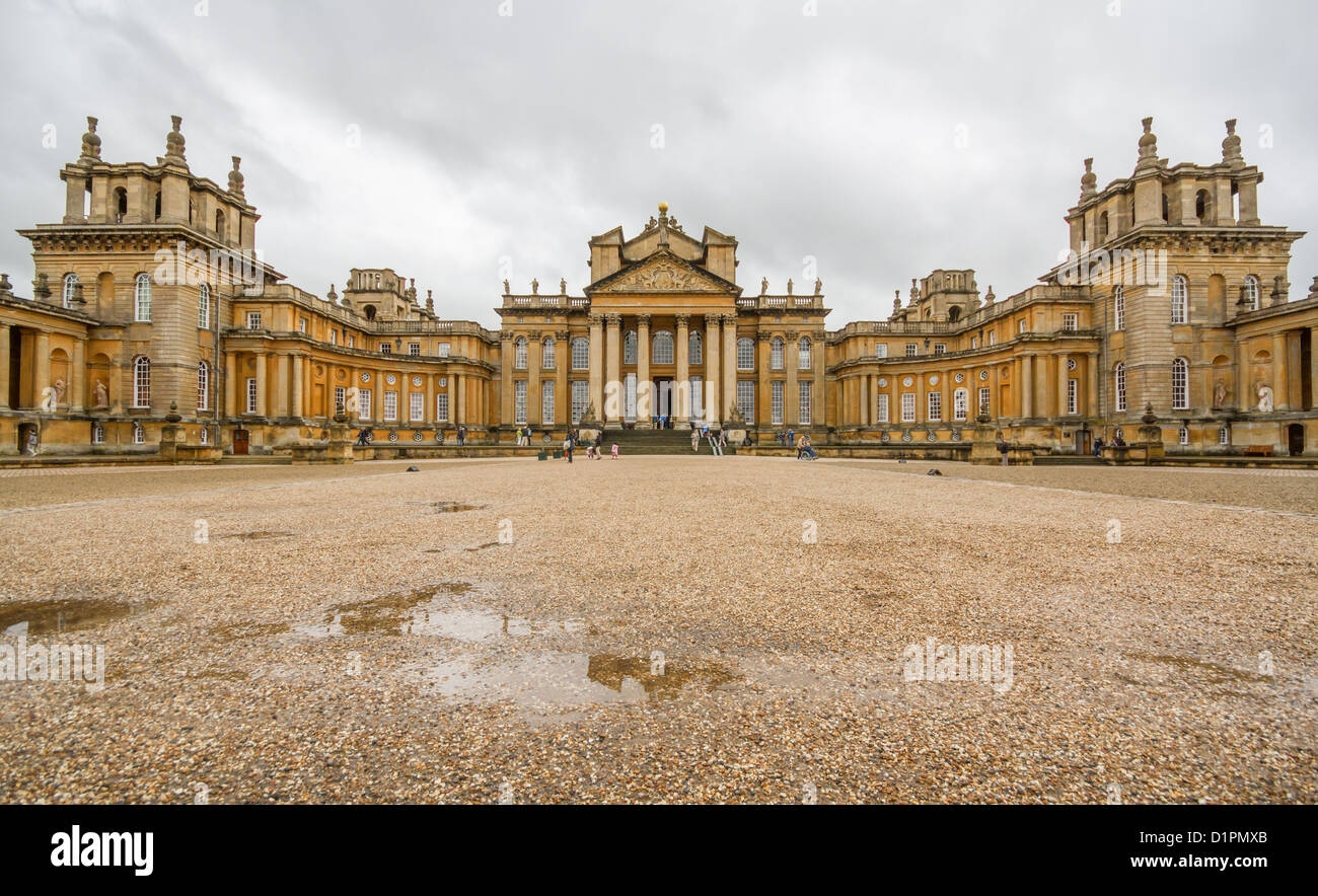 Il Palazzo di Blenheim e grande corte. Woodstock, Oxfordshire, Inghilterra. Luogo di nascita di Winston Churchill e Sito del Patrimonio Mondiale dell'UNESCO. Foto Stock