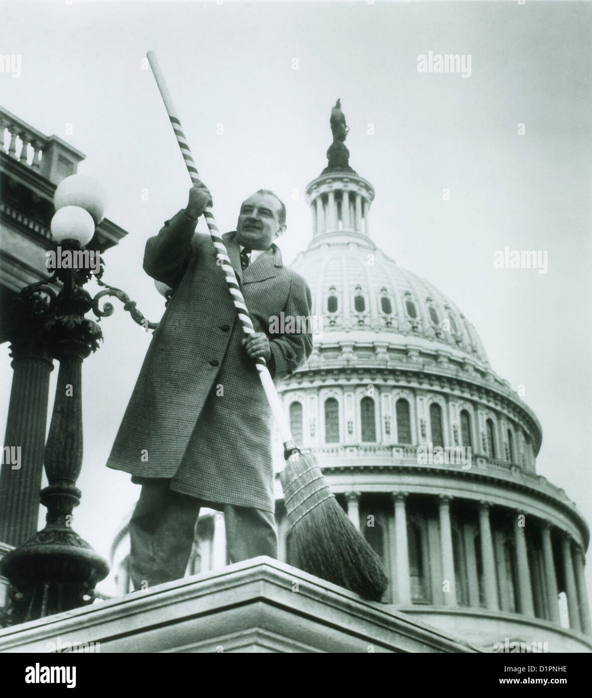 Stati Uniti Il senatore Joseph McCarthy nella parte anteriore di U.S. Capitol, Washington D.C., pronta a spazzare comunisti fuori del Governo, 1954 Foto Stock