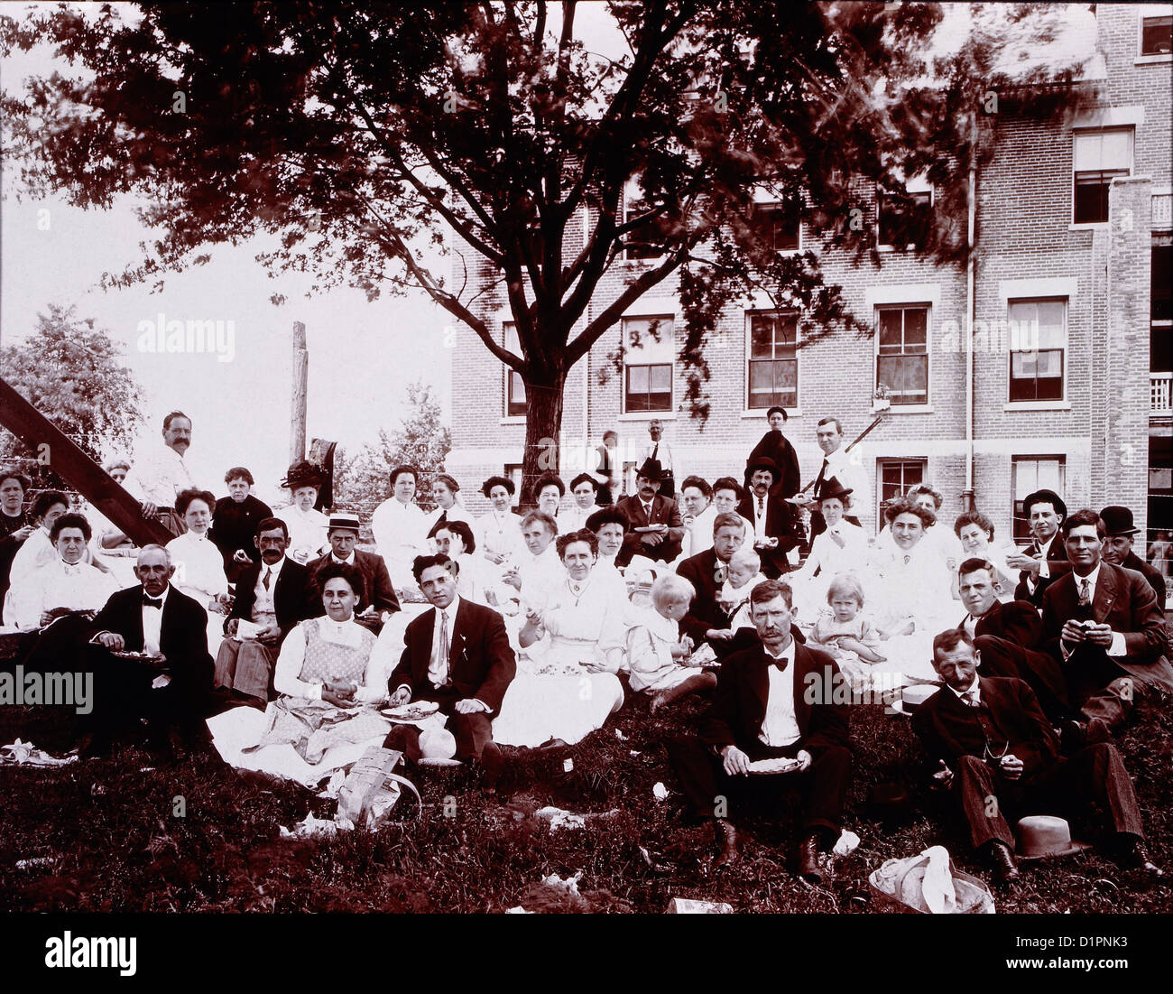 Un folto gruppo di persone godendo picnic esterno, USA, 1915 Foto Stock