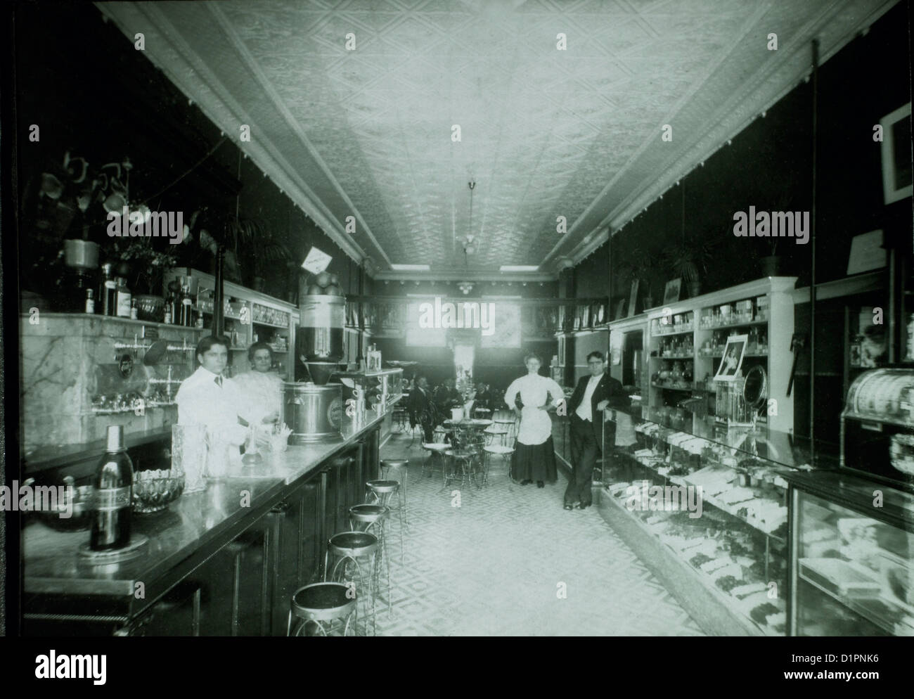 Farmacia interna, Fontana di soda a sinistra, circa 1900 Foto Stock