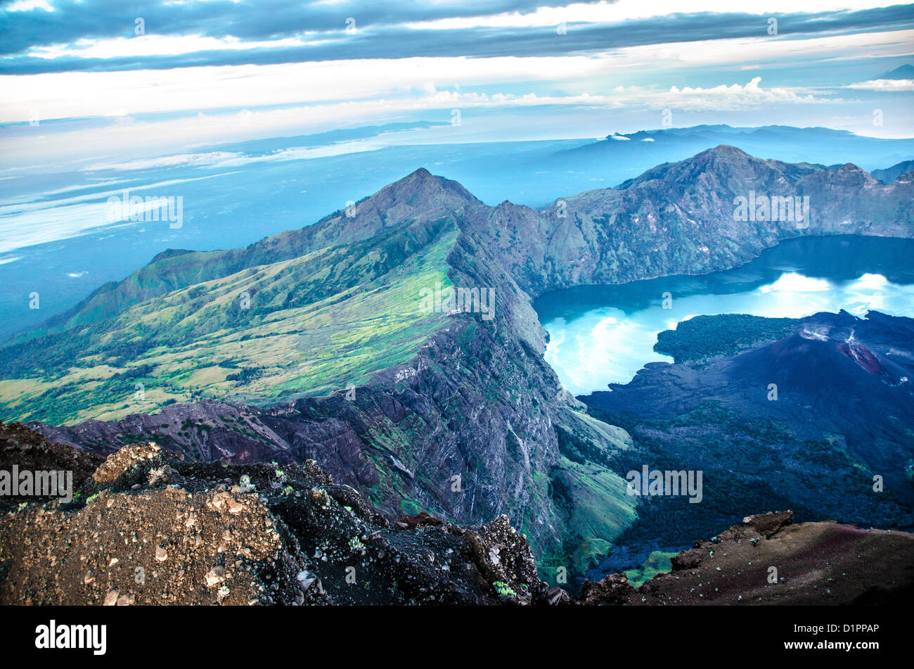 Vista dalla cima del Mt. Rinjani, Indonesia. Foto Stock