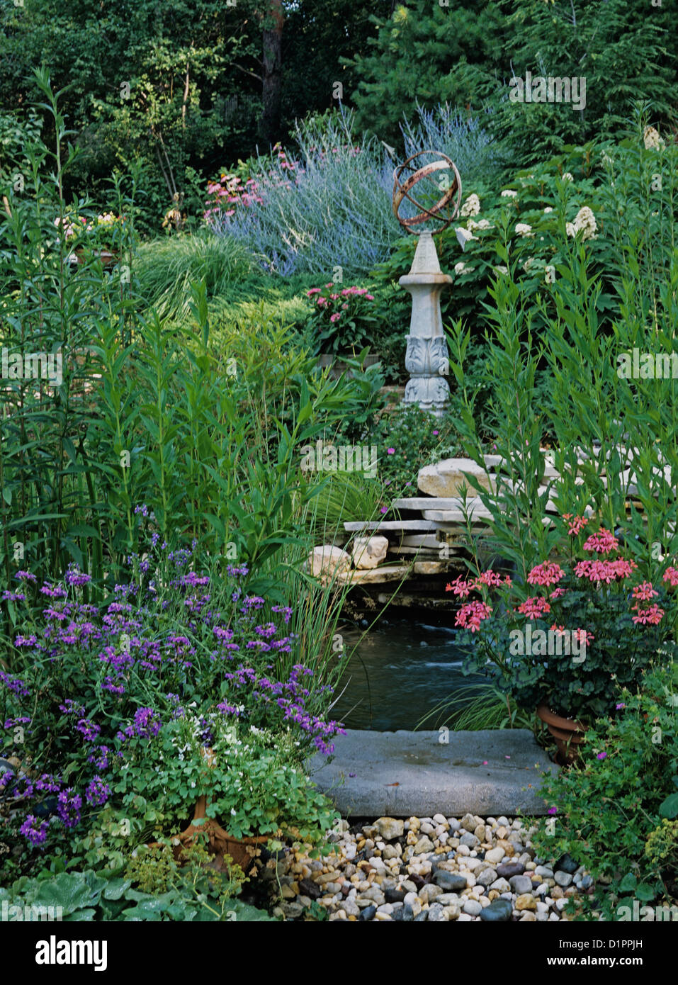 Giardini nuova American in stile giardino piscina riflettente con acqua caduta meridiana sulla colonnina gerani russo salvia e altri Foto Stock