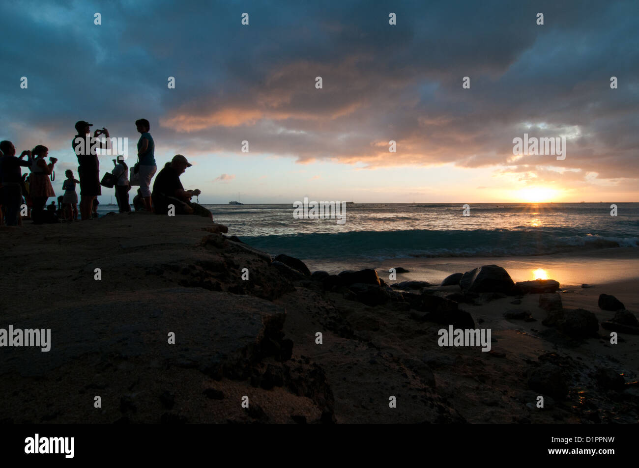 La spiaggia di Waikiki e il tramonto a Honolulu, Hawaii Foto Stock