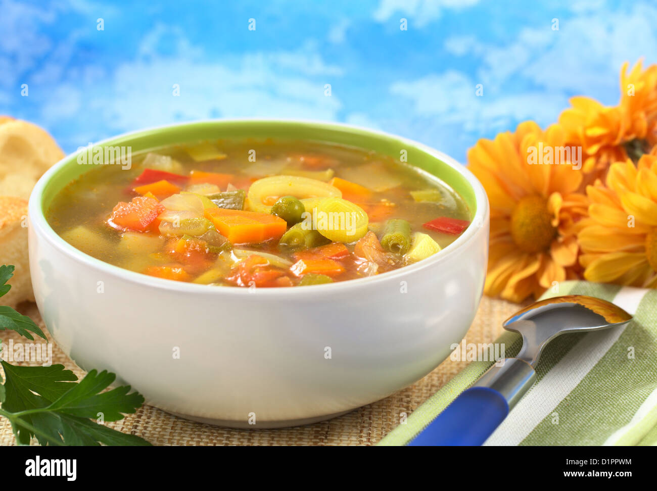 Verdura fresca zuppa di verde fagiolo, pisello, carota, patata, il peperone rosso, il pomodoro e il porro in vaso Foto Stock