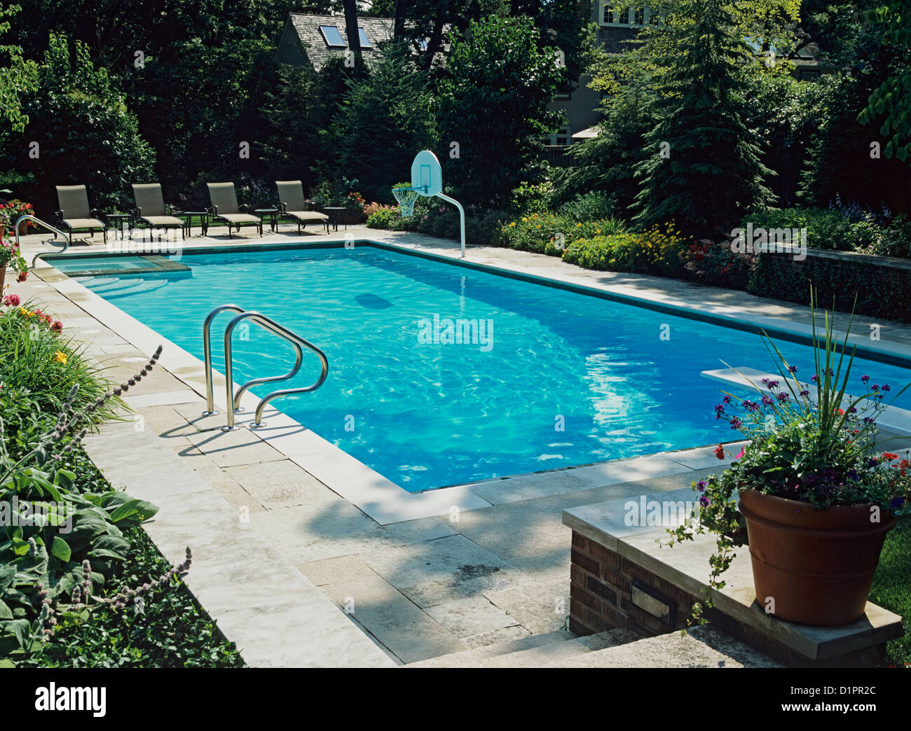 Piscine vista orizzontale da elevati prato guardando verso 20' x 46' lap pool Iowa calcare Basketball hoop diving bordo quattro Foto Stock