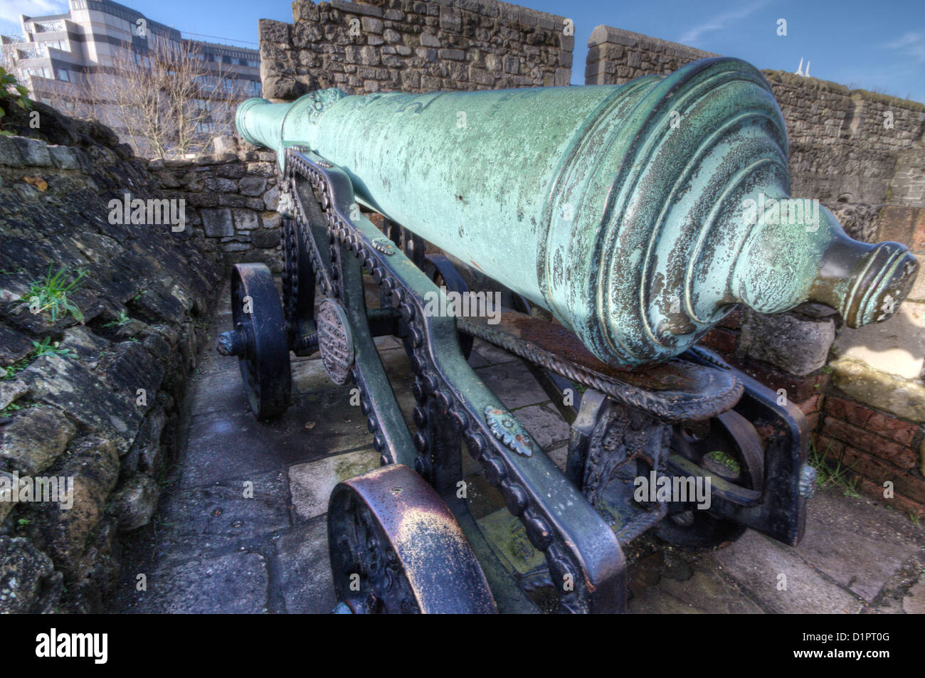 Canon nei giardini del Tudor House Museum, Bugle Street, Southampton, Hampshire, Inghilterra, Regno Unito Foto Stock