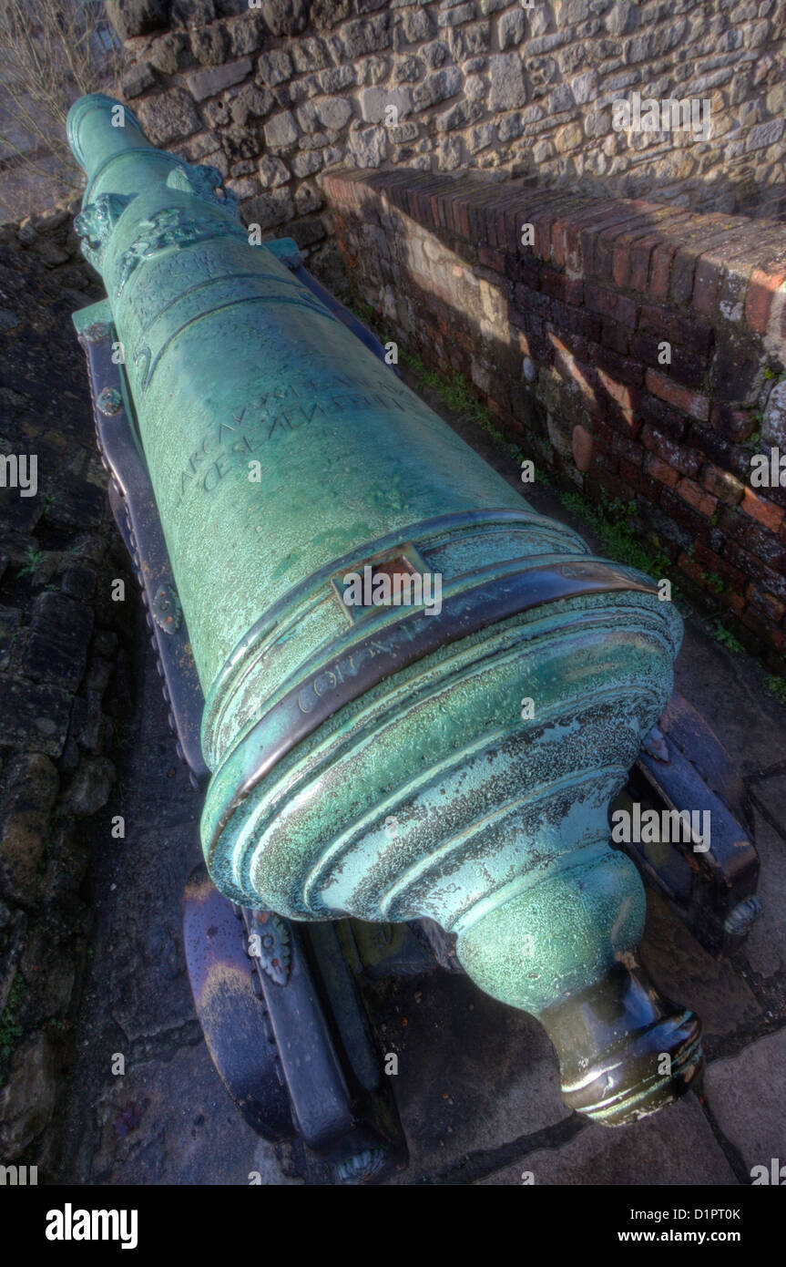 Canon nei giardini del Tudor House Museum, Bugle Street, Southampton, Hampshire, Inghilterra, Regno Unito Foto Stock