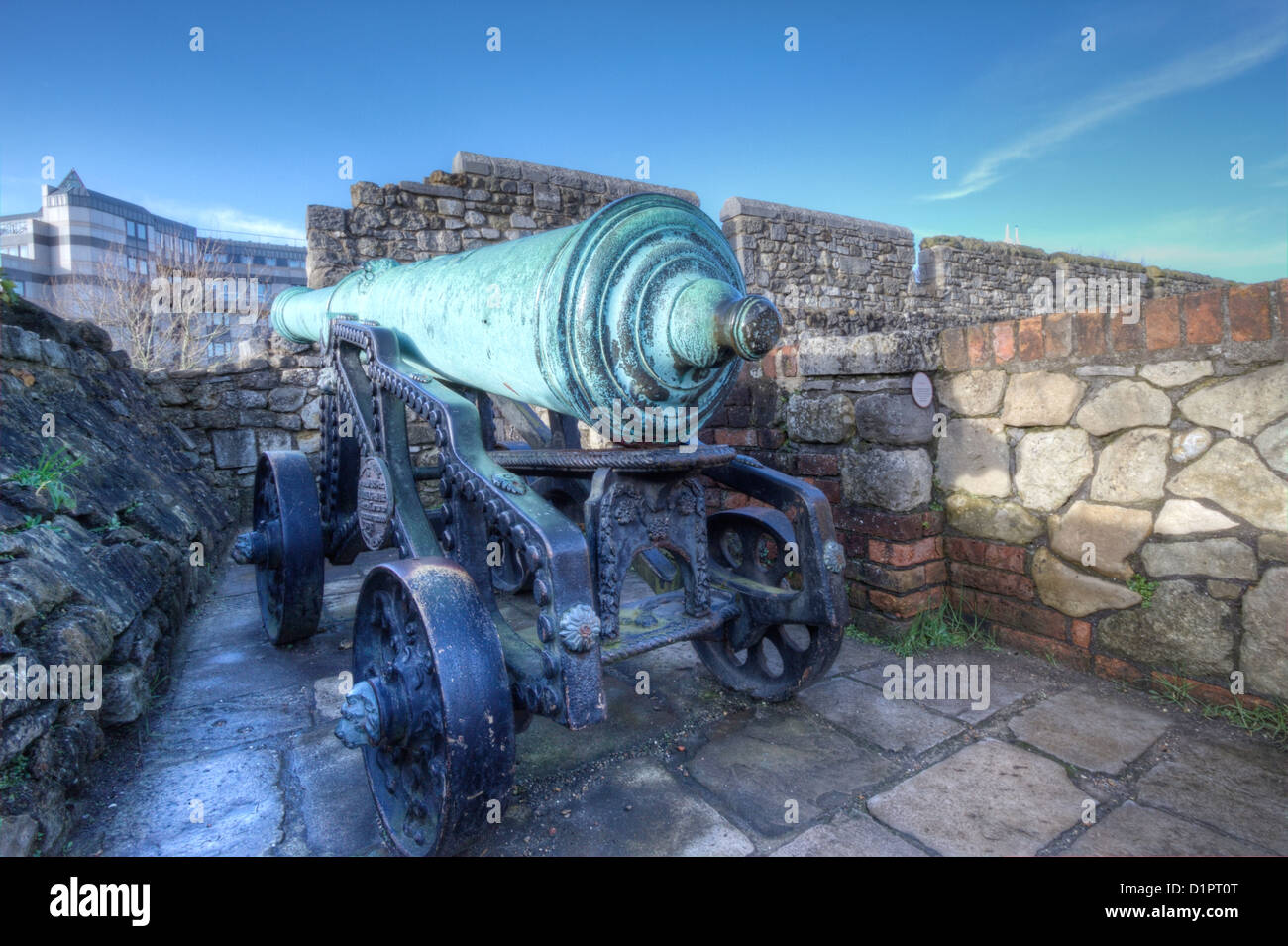 Canon nei giardini del Tudor House Museum, Bugle Street, Southampton, Hampshire, Inghilterra, Regno Unito Foto Stock