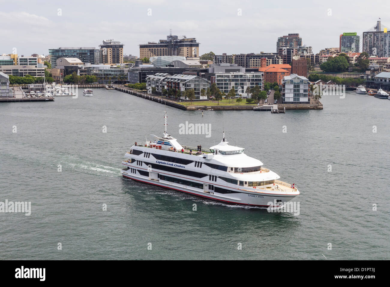 Sydney Compagnia di Crociera peschereccio , le Crociere del Capitano Cook sul Porto di Sydney, passato a vela di lusso appartamenti sul lungomare Foto Stock