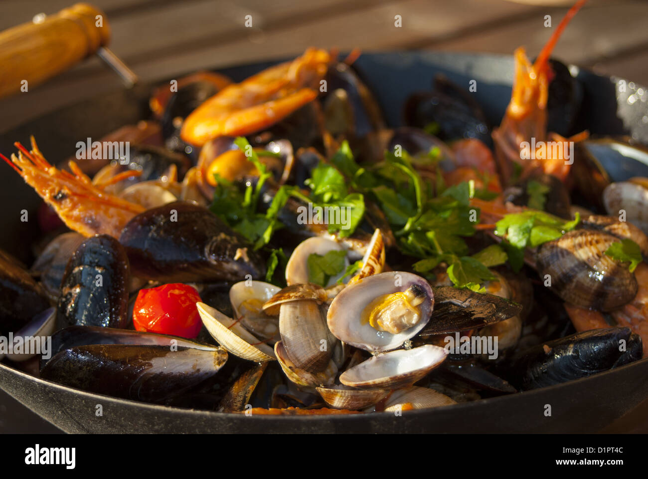 Frutti di mare farli rosolare, una tipica zuppa italiana con frutti di mare saltate in padella Foto Stock