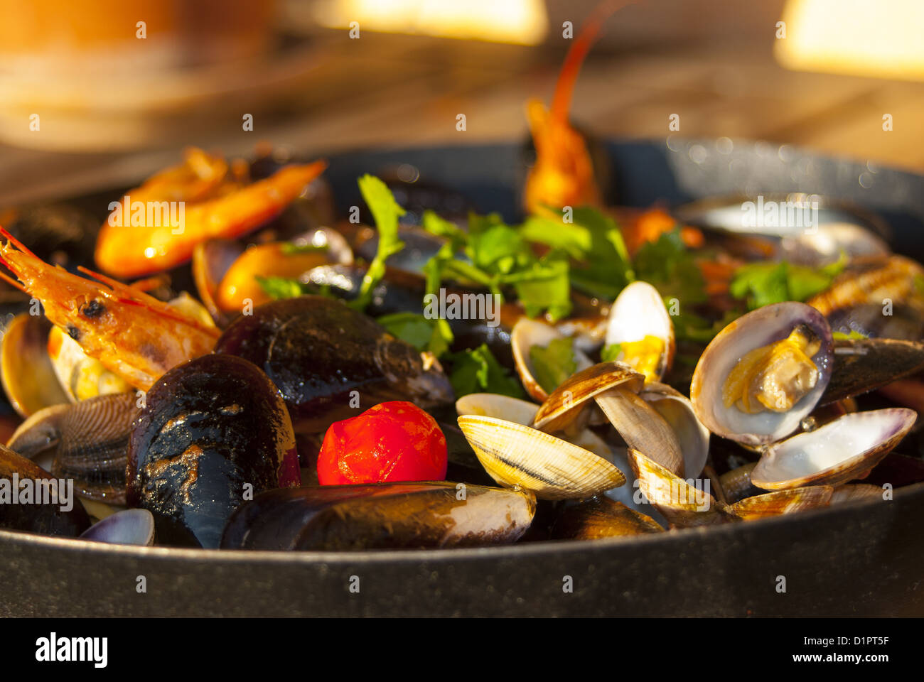 Frutti di mare farli rosolare, una tipica zuppa italiana con frutti di mare saltate in padella Foto Stock