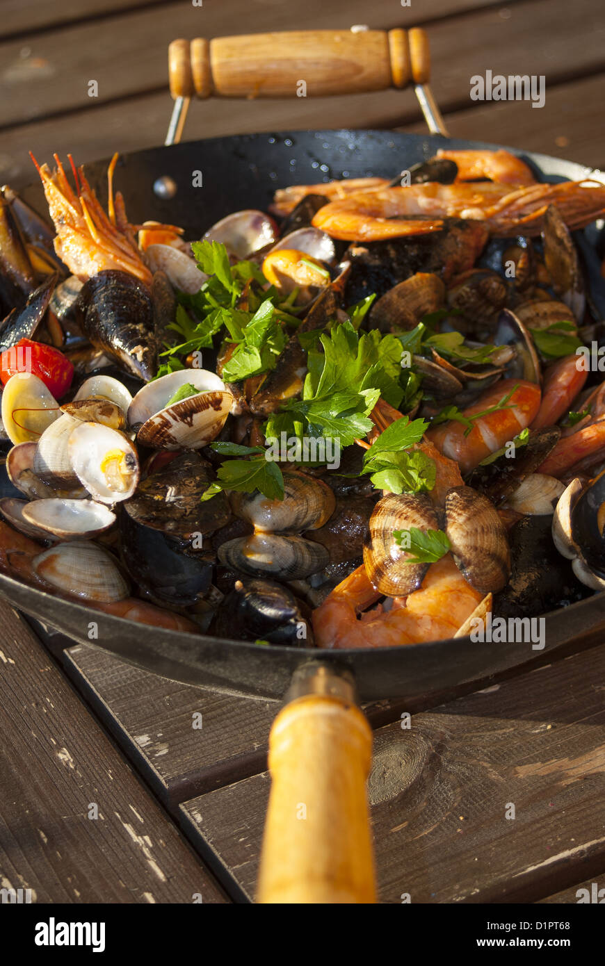 Frutti di mare farli rosolare, una tipica zuppa italiana con frutti di mare saltate in padella Foto Stock
