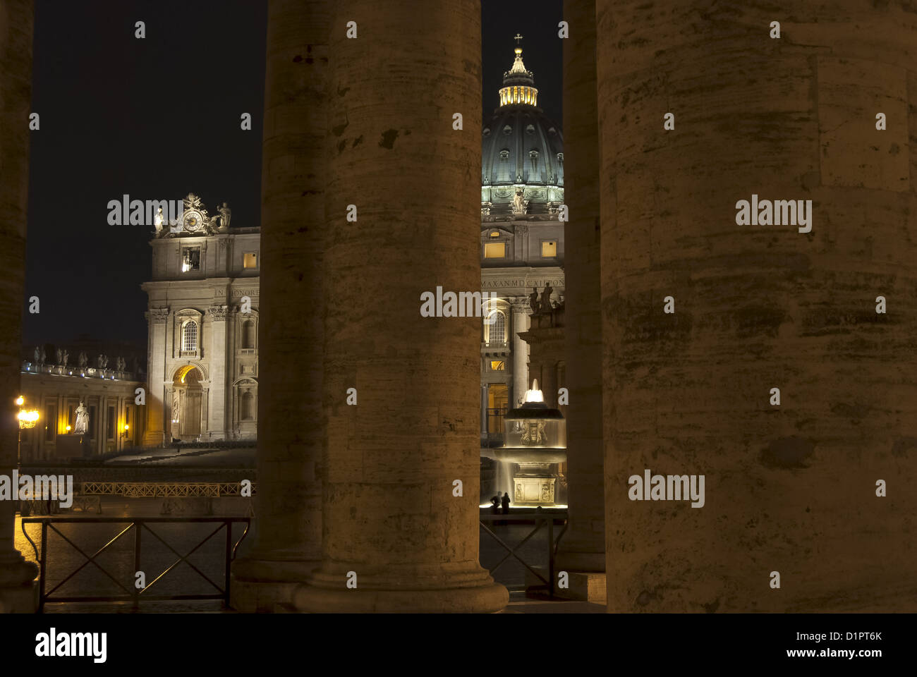 Roma. Città del Vaticano. Piazza San Pietro. La basilica di San Pietro di notte Foto Stock