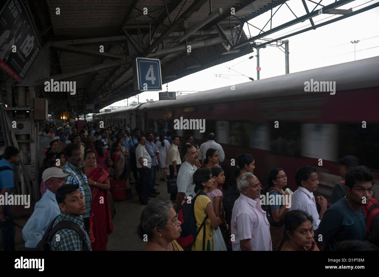 In treno Arrivando in Ernakulam stazione Sud Kerala, India Foto Stock