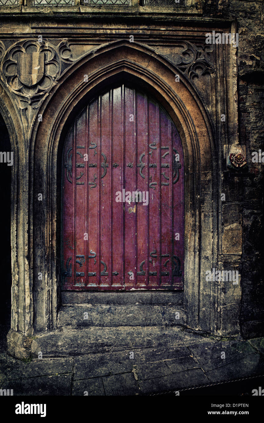 Rosso medievale porta di legno Foto Stock