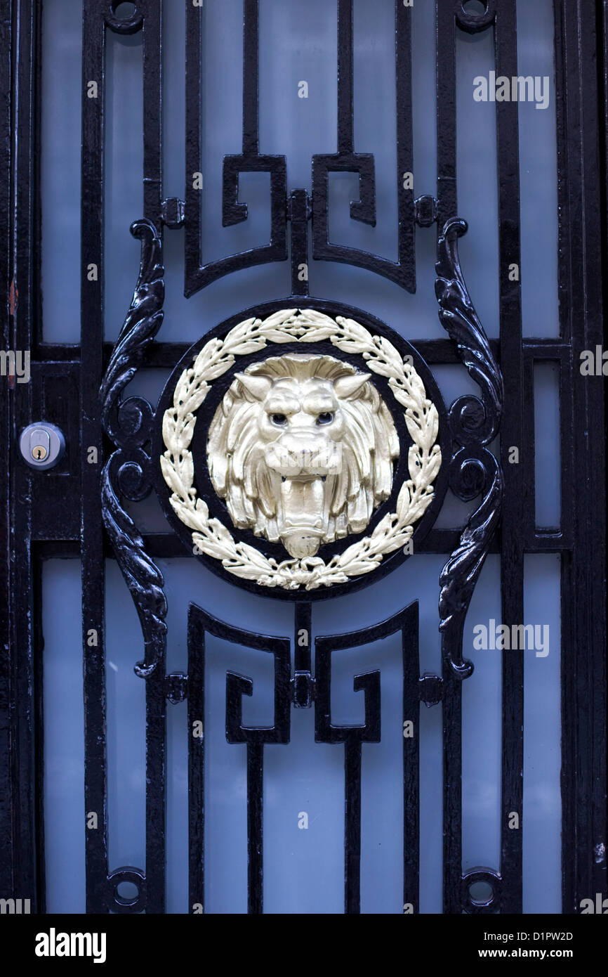 Elaborare Golden Lion design in metallo porta incorniciata Foto Stock