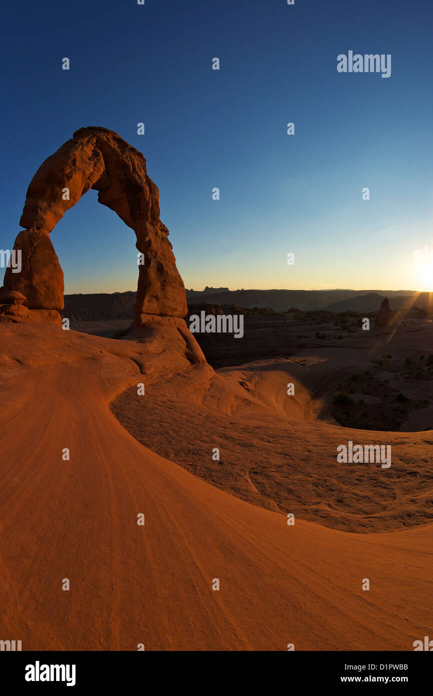 Delicate Arch al tramonto, il Parco Nazionale di Arches, Moab, Utah, Stati Uniti d'America Foto Stock