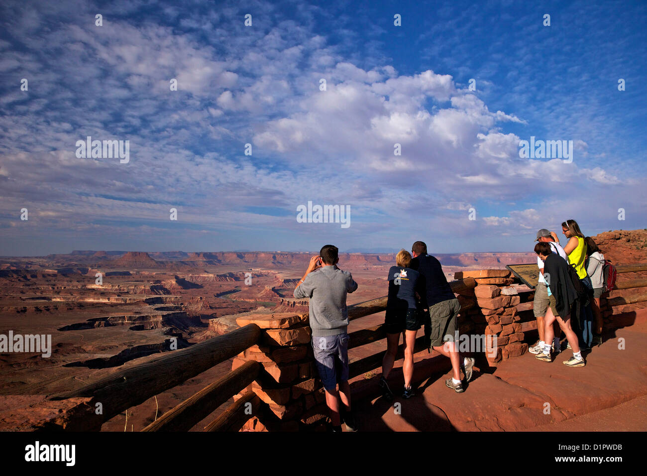 I turisti ed i visitatori godere di vista dal fiume Verde si affacciano, il Parco Nazionale di Canyonlands, Utah, Stati Uniti d'America Foto Stock
