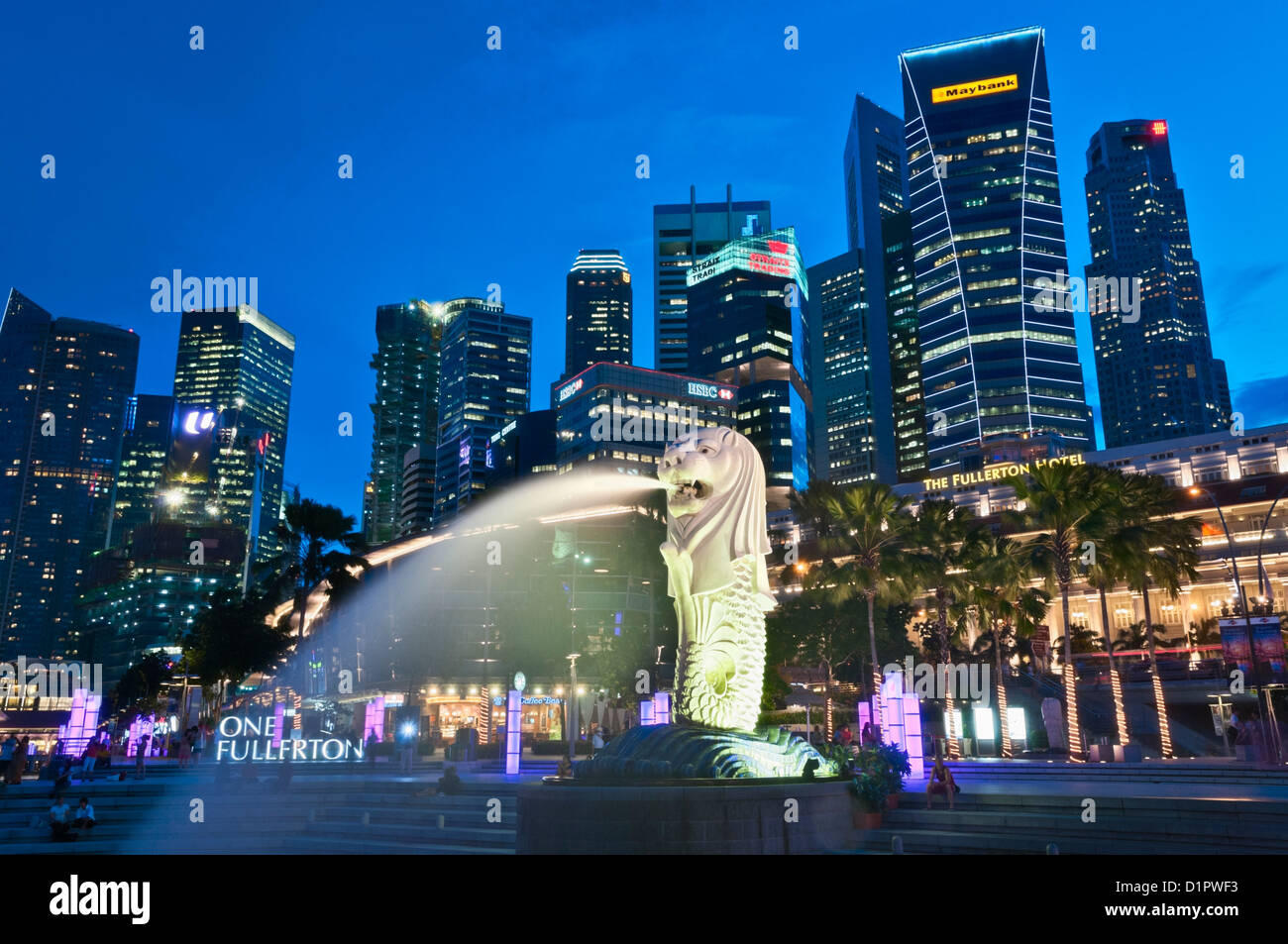 Merlion e il quartiere centrale degli affari di Singapore Foto Stock