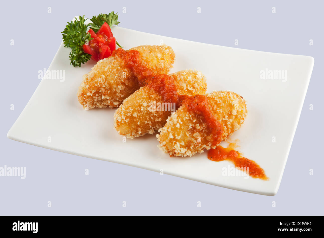 Delizioso formaggio bastoni coperti con salsa di mozzarella con un tracciato di ritaglio Foto Stock
