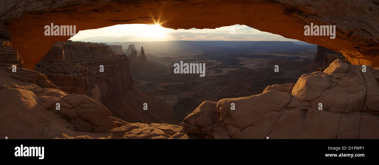 Foto panoramica di sunrise a Mesa Arch, Island in the Sky, il Parco Nazionale di Canyonlands, Utah, Stati Uniti d'America Foto Stock