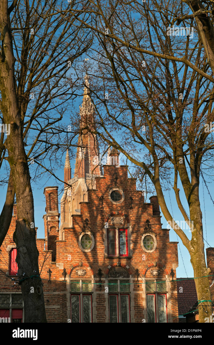 Casa Tradizionale gable e Onze Lieve Vrouwekerk Chiesa di Nostra Signora Bruges Belgio Foto Stock