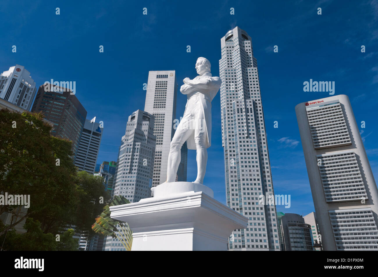 Sir Stamford Raffles statua e il quartiere centrale degli affari di Singapore Foto Stock