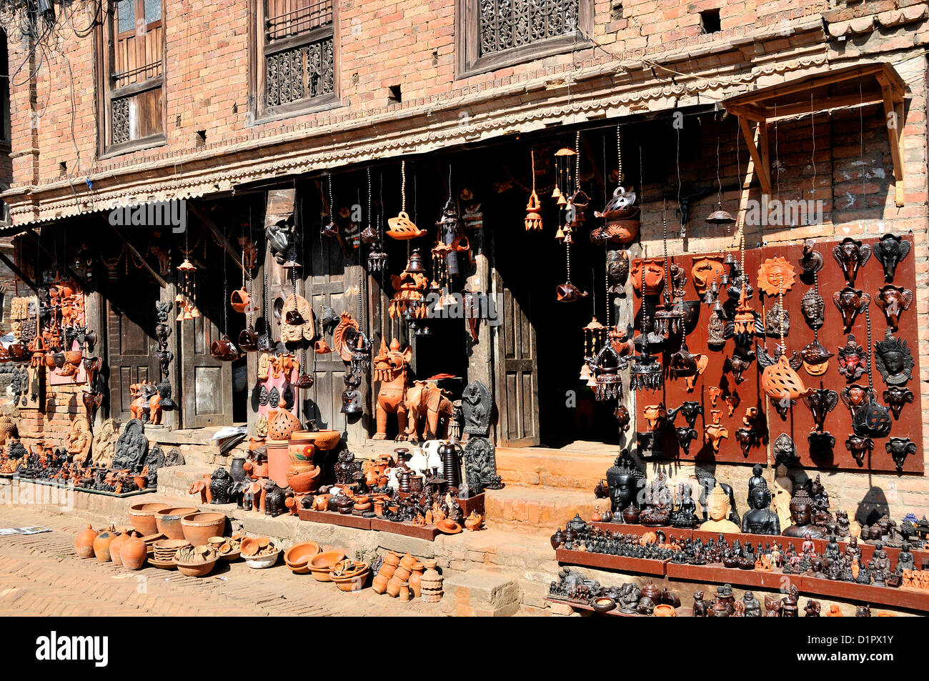 Negozio di artigianato in ceramica quadrato Bhaktapur Nepal Foto Stock
