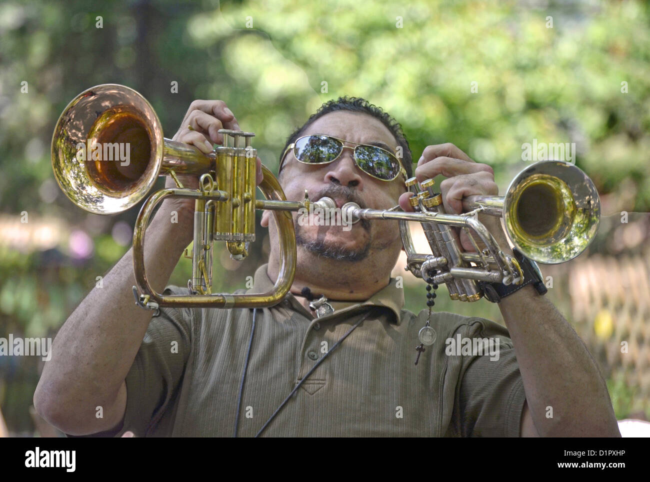 Ritratto di Rasheed, musicista di strada in Washington Square Park, Greenwich Village di New York City giocando 2 corni simultaneamente. Foto Stock