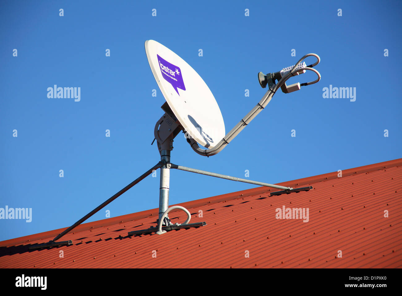 IpStar internet via satellite a larga banda sul piatto un rosso di ferro ondulato tetto Foto stock Alamy