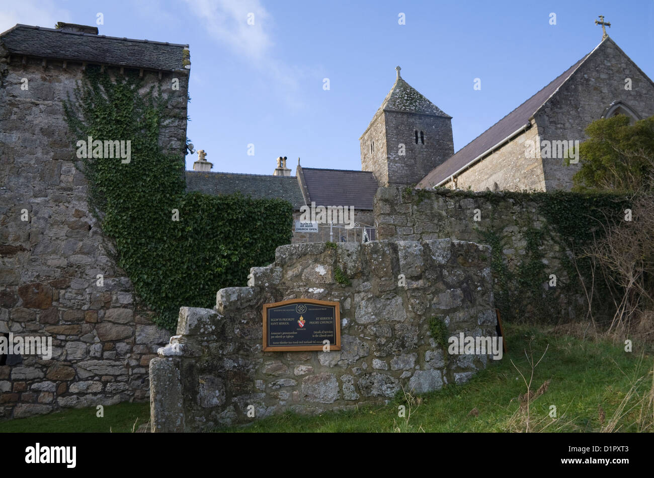 Penmon Isola di Anglesey North Wales Priory chiesa di St Seiriol parte del gruppo più raffinati monumenti storici su iconico Ynys Mon isola Foto Stock