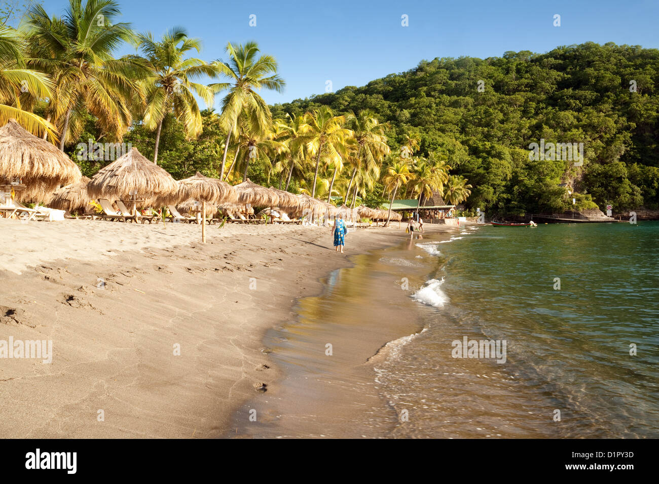 Una donna che cammina sulle belle Anse Chastenet Beach, St Lucia, Caraibi, West Indies Foto Stock