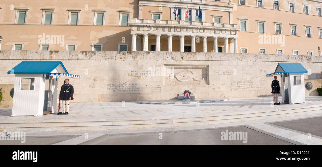 Guardia Presidenziale, custodisce la tomba del Milite Ignoto in primo piano, Atene, Grecia Foto Stock