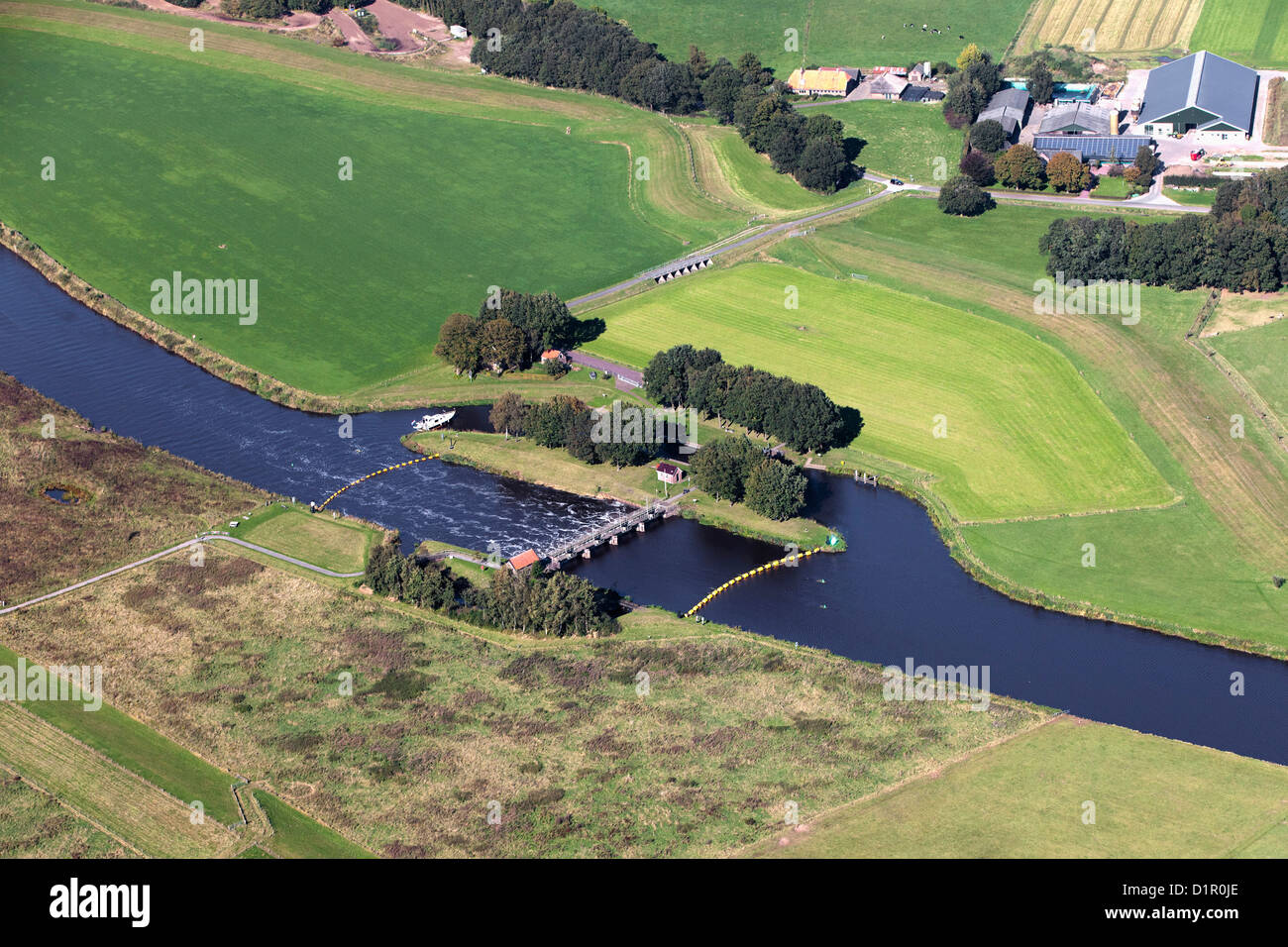 I Paesi Bassi, Dalfsen, fiume chiamato Overijsselse Vecht. Weir e scala di pesce di fiume. Antenna. Foto Stock