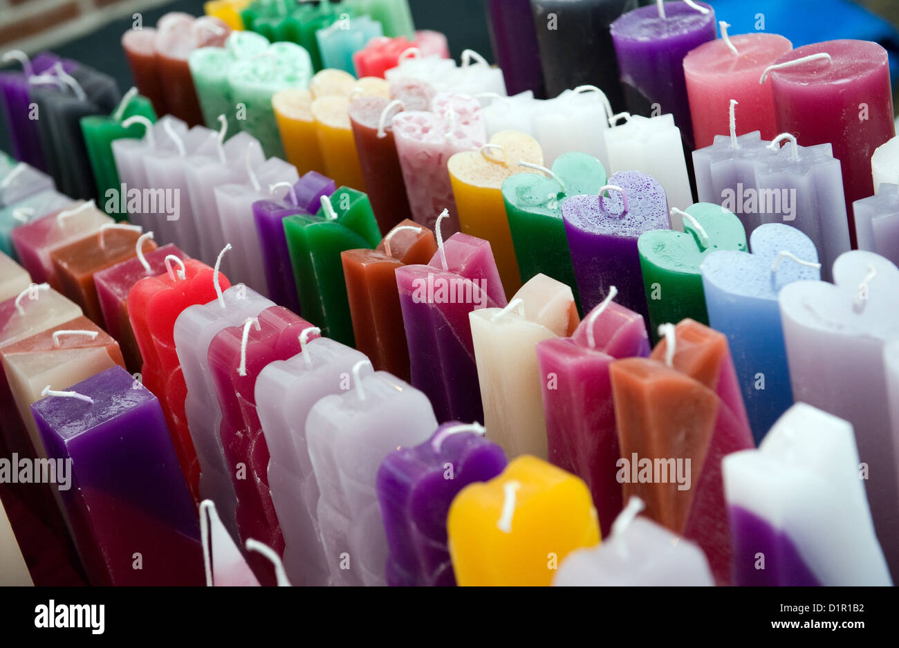 Molte diverse candele colorate in una riga Foto Stock