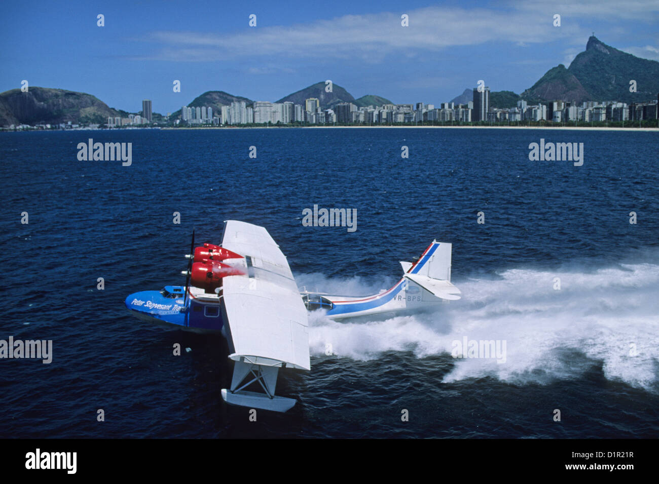 Il Brasile, Rio de Janeiro, Catalina costruttiva PBY-5un idrovolante cercando di decollare con motore danneggiato. Foto Stock