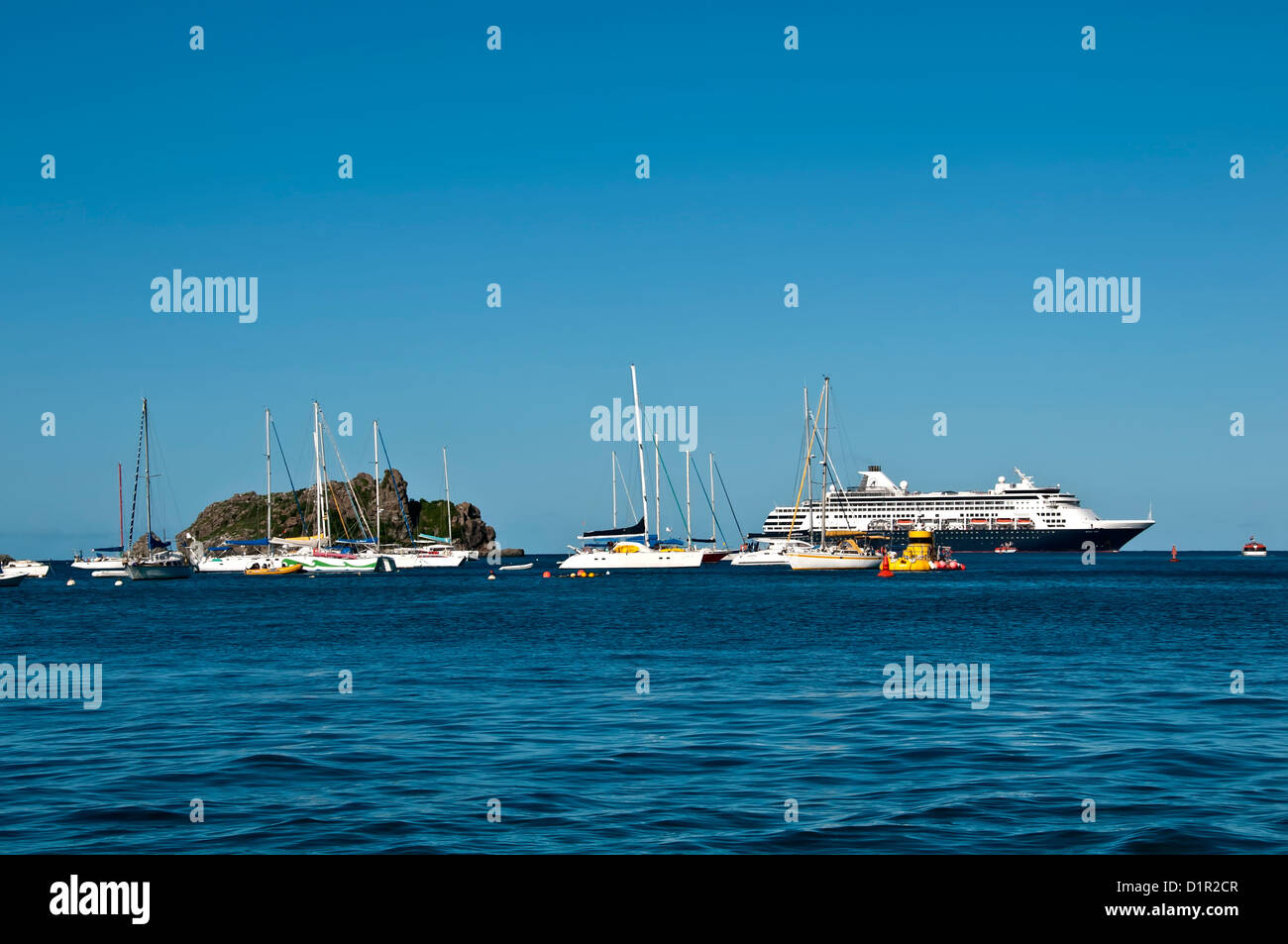 Porto di Gustavia ingresso con ancorate barche a vela e una grande nave da crociera, Saint Barthelemy Foto Stock
