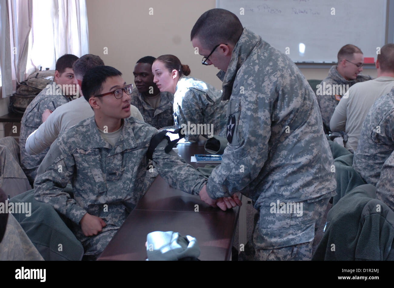 Soldati con 210th incendi Bde., seconda divisione di fanteria, partecipare a combattere la benedizione dei corsi di formazione per la certificazione o CLS, al Camp Hovey Education Center su gen. 2 in Corea del Sud. (U.S. Foto dell'esercito da Staff Sgt. Carlos R. Davis, 210th incendi Brigata Affari pubblici NCO/RILASCIATO). Foto Stock