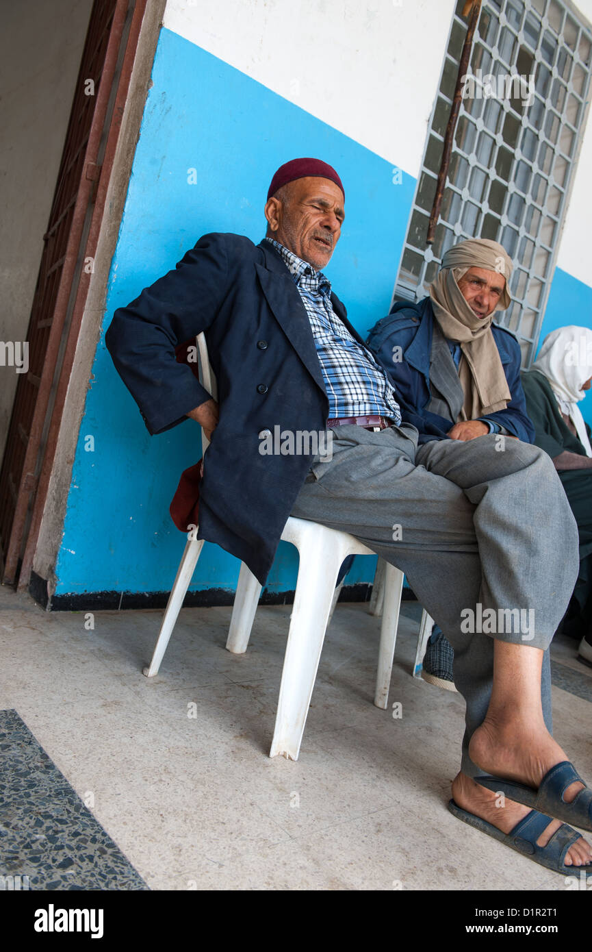 A sud della Tunisia, El Hamma,persone in un caffè bar Foto Stock